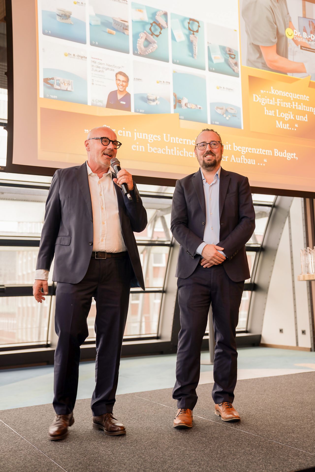 Dr. B.-Digitec auf der Bühne beim Dental Marketing Award 2026