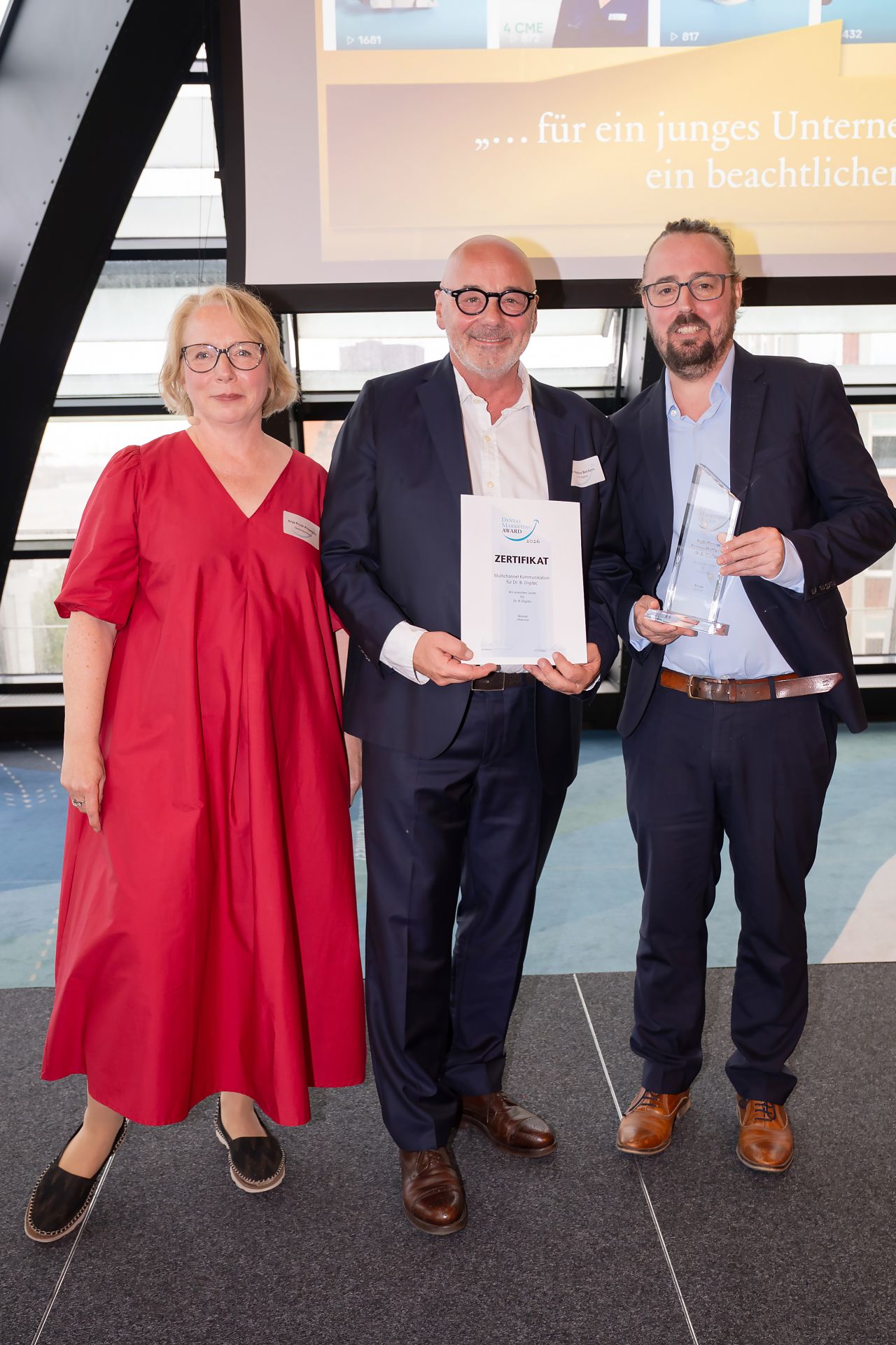 Das Team von Dr. B.-Digitec mit der Auszeichnung beim Dental Marketing Award 2026